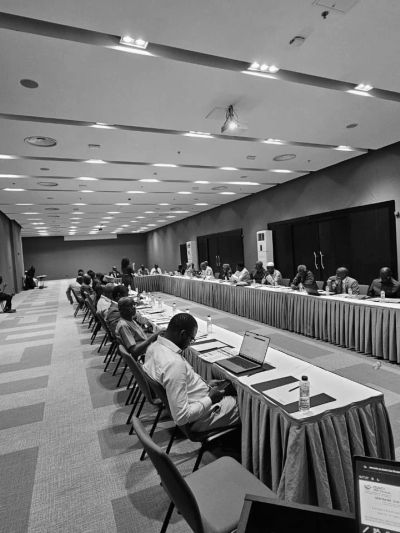 Réunion professionnelle dans une grande salle.