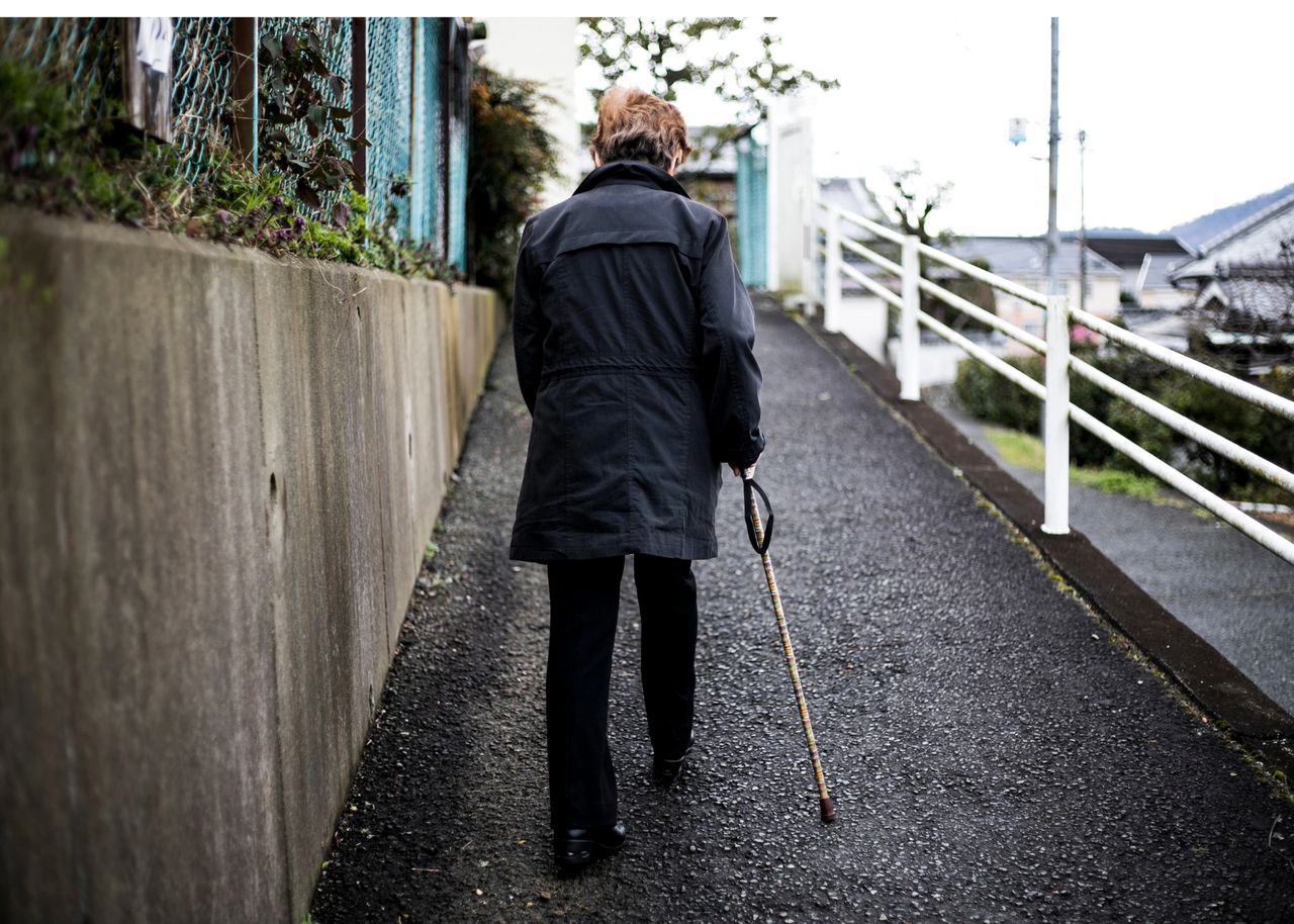 Activities While Walking Backwards, image size:1280x914