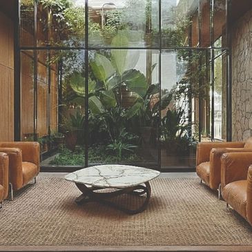Projeto de interiores residencial de alto padrão com jardim de inverno e painéis de madeira — Nidarq