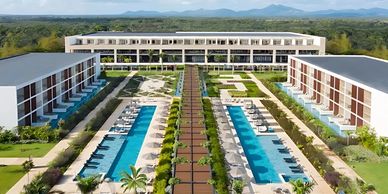 Vista aérea de un complejo hotelero con dos piscinas.