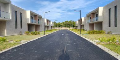 Calle asfaltada entre casas modernas.