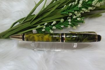 The black & gold accents add to this unique Twist Pen. 