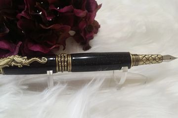 This dramatic and beautifully sculpted pen makes the perfect gift for any Dragon lover. 