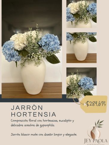 Jarrón blanco con hortensias azules y blancas.