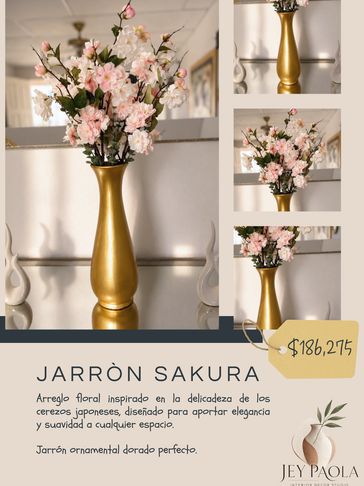 Arreglo floral Sakura en jarrón dorado elegante.