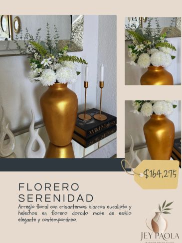 Florero dorado con arreglo floral blanco y verde.