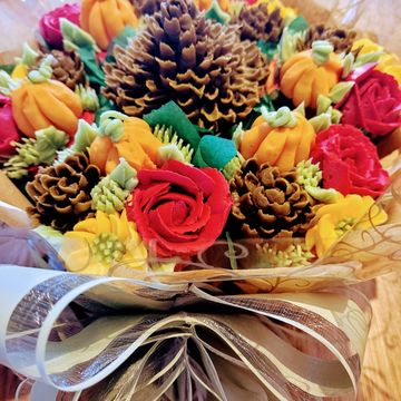 Autumn bouqcake with pine cones