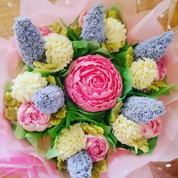 Mixed bouqcake with peonies