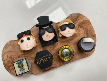 Guns N’ Roses Cupcakes by molocakes