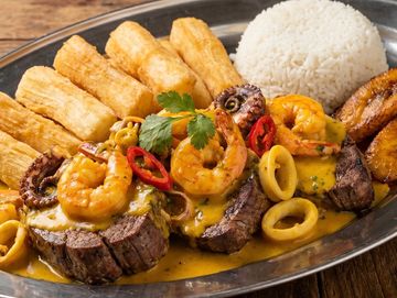 Plato con mariscos, yuca, arroz y plátano.