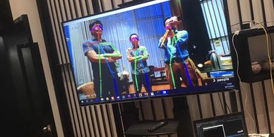 显示三个人体姿态检测的屏幕。