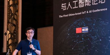 一位男士在人工智能会议上发言。