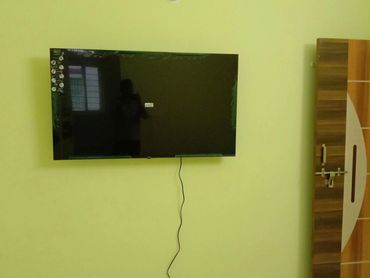 MI 50" TV WALL MOUNTING ON WALL