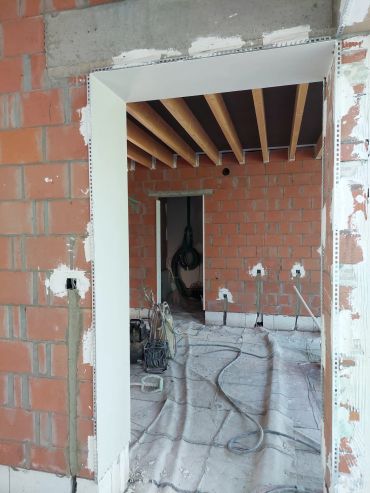 Binnenkant van een gebouw in aanbouw met bakstenen muren.