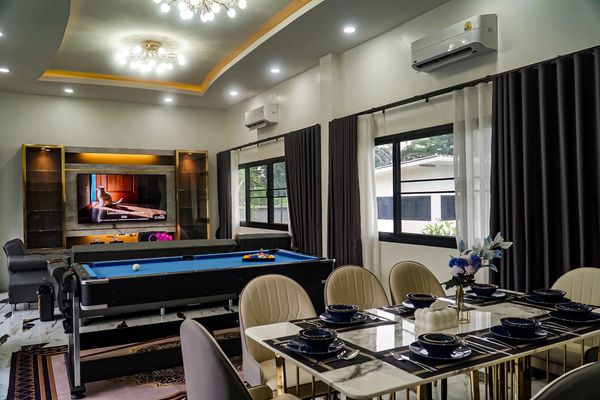 ห้องนั่งเล่นและห้องรับประทานอาหารที่ทันสมัยพร้อมโต๊ะบิลเลียด