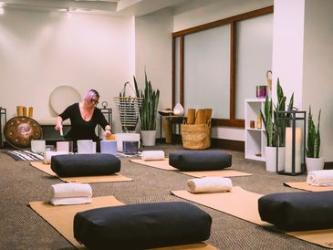 Photo of Rachel Nelson playing bowls in a yoga studio 