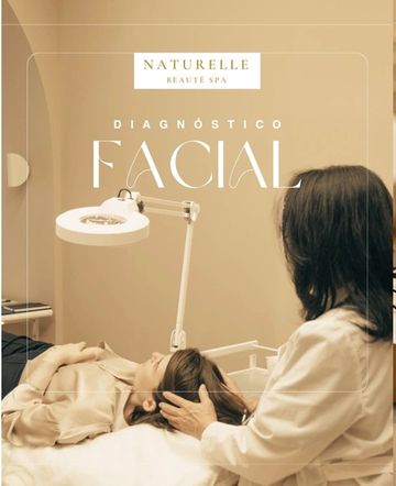 Diagnóstico facial en un spa de belleza.