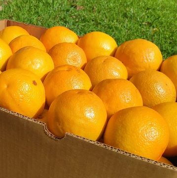 A box with 80 oranges from California, variety Navel. Aprox 40Lb of produce of the finest quality.