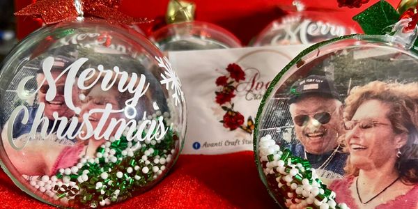 Celebrate the holiday season with our personalized Photo Christmas Ornaments.