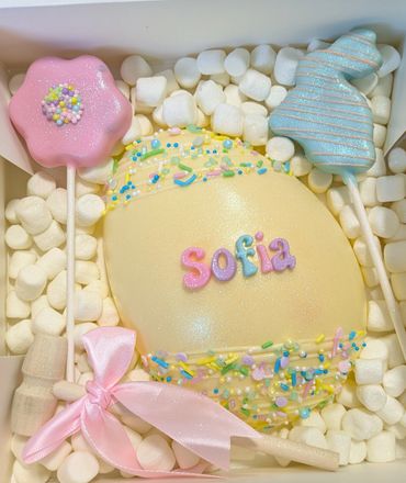 Colorful Easter-themed cake with the name Sofia and marshmallows.