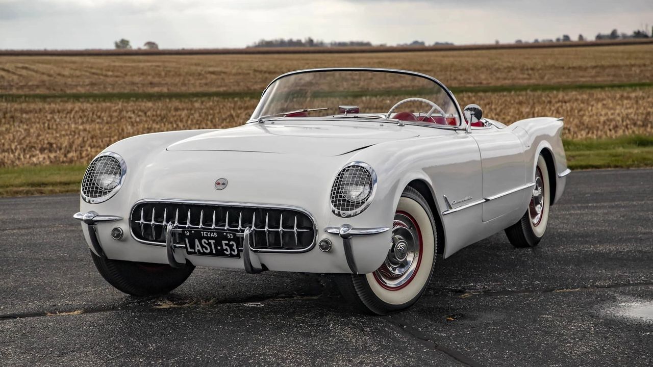 The Corvette was born as a convertible in 1953—an open-air roadster that set the tone for America’s sports car legacy. For over two decades, every Corvette model year carried on that tradition, offering a convertible option without interruption. From its fiberglass beginnings to its wind-in-your-hair appeal, the drop-top configuration became a defining trait of the Corvette’s early identity. That uninterrupted run would finally end in 1975, closing the chapter on a classic Corvette era. (Image courtesy of Silodrome)