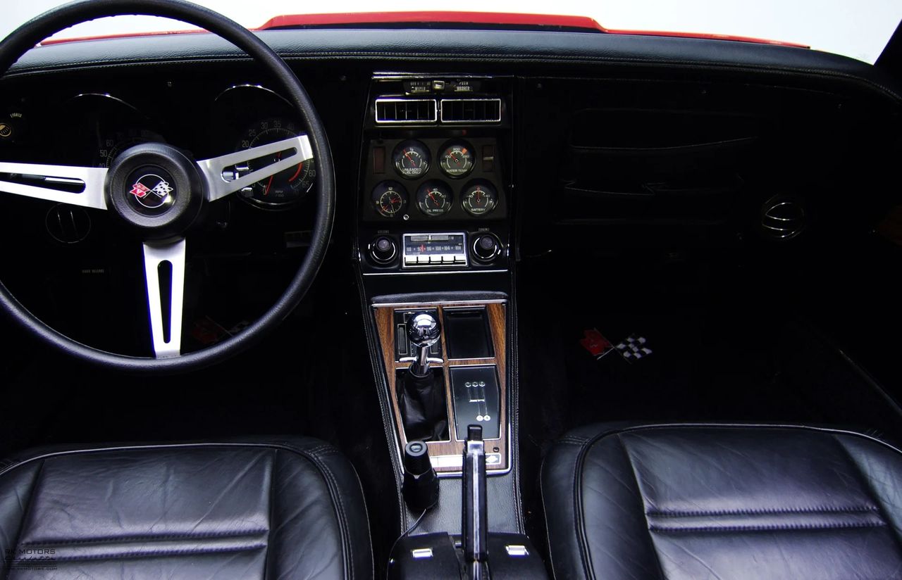 The 1975 Corvette wasn’t just about performance—it was about comfort, too. Bucket seats with optional leather, a tilt-telescopic steering column, power accessories, and available air conditioning all helped transform the C3 into a genuine long-distance cruiser. With its aircraft-inspired gauge cluster and center console layout, the cockpit delivered an experience that felt as refined as it was sporty. (Image: RK Motors)