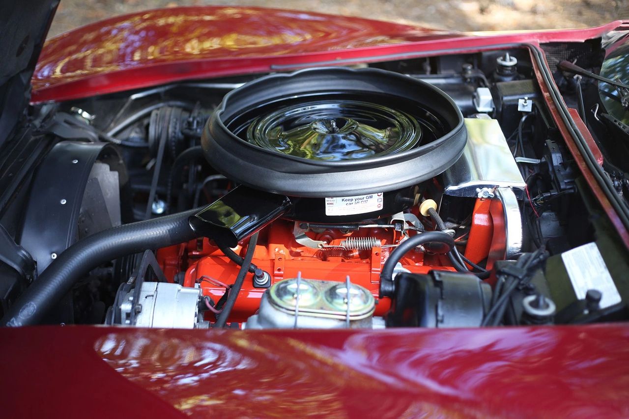 Pictured here is the L48 350ci V8, the standard engine for the 1975 Corvette. Producing 165 horsepower, it was a product of the era’s tightening emissions standards and shifting performance expectations. While not a powerhouse by earlier Corvette standards, the L48 delivered smooth drivability and remained a dependable choice for the majority of buyers. It represented the Corvette’s effort to balance tradition with the realities of mid-‘70s regulation. (Image courtesy of futureclassicsnj.com)