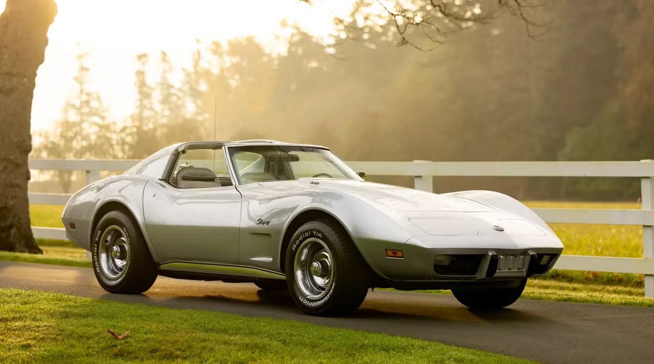 By 1975, the Corvette’s performance story was changing, but not ending. The focus was shifting from brute force to refinement and usability. While the era demanded compromises, the car’s essential character remained intact—long hood, short deck, low stance, and balanced chassis dynamics. It still felt like a sports car behind the wheel, with crisp steering, responsive handling, and a sense of purpose baked into the platform. What began as a reaction to regulation quietly became an evolution of the Corvette’s identity—less about raw numbers, more about the complete driving experience. (Image: hotcars.com)