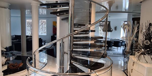 Moderne Wendeltreppe in einem eleganten Wohnzimmer.