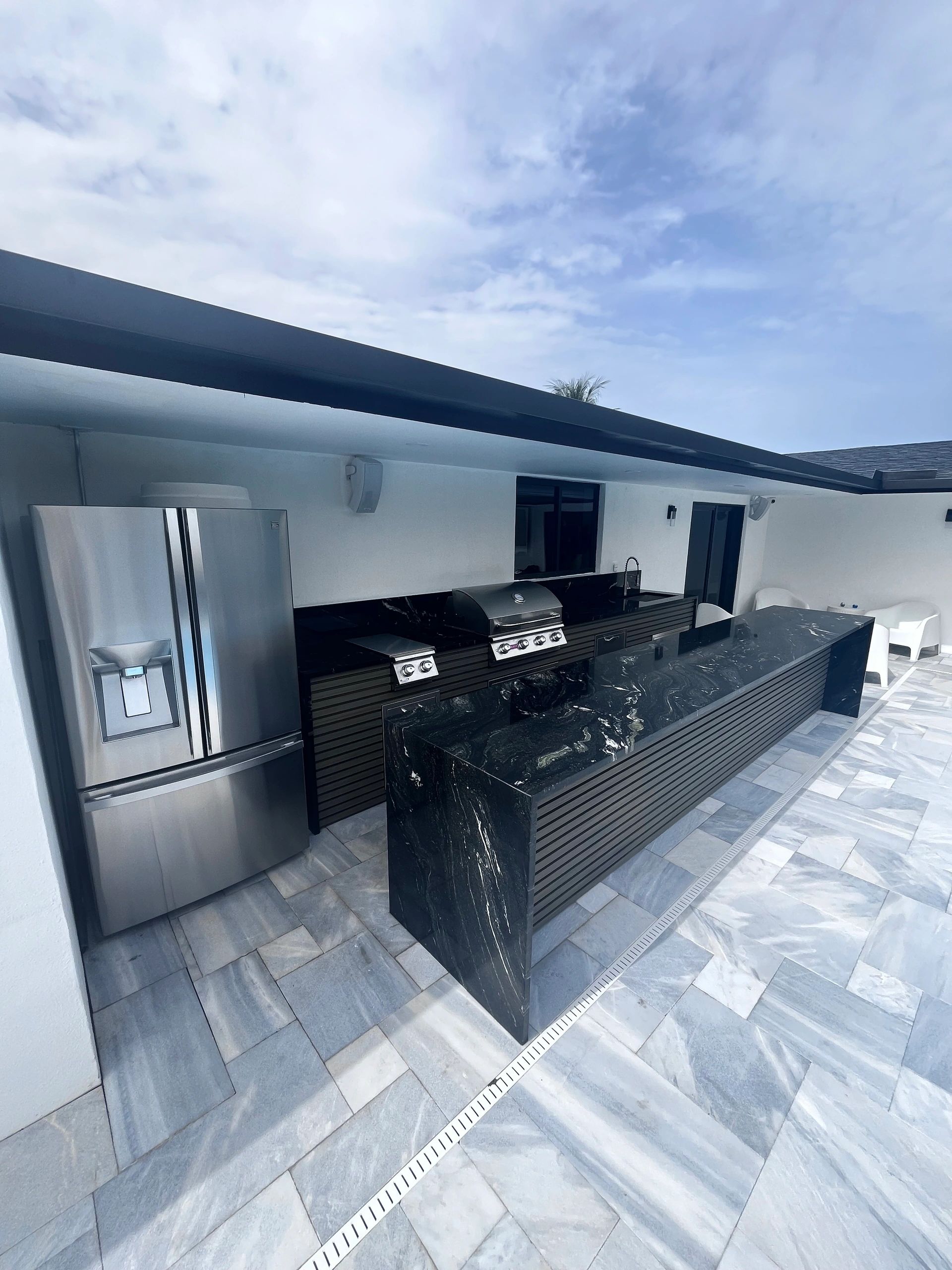 Outdoor Living Spaces: Custom Kitchens & Aluminum Pergolas