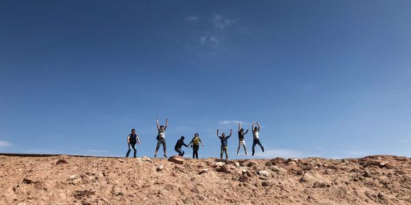 在戈壁灘上的某個景點，這天中午天空乾淨得沒半朵白雲。大夥兒饒有興致地說：來拍一張飛躍的照片留紀念吧! 於是乎有了這張對未來有展望有抱負的照片。