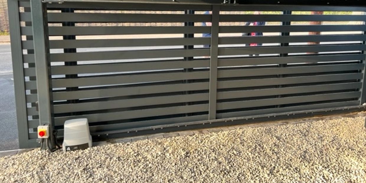 Aluminium sliding gates