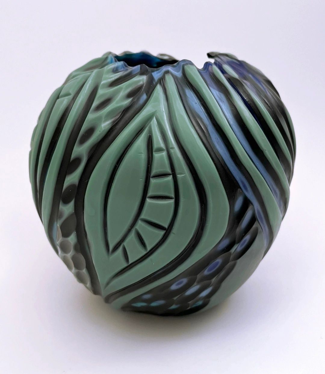 //img1.wsimg.com/isteam/ip/bc06c47f-7ce5-4636-b828-8a04ceaeecaa/G-Flower%20Black%20and%20green%20b%205x%204%20600.00.jpg/:/rs=w:1300,h:800