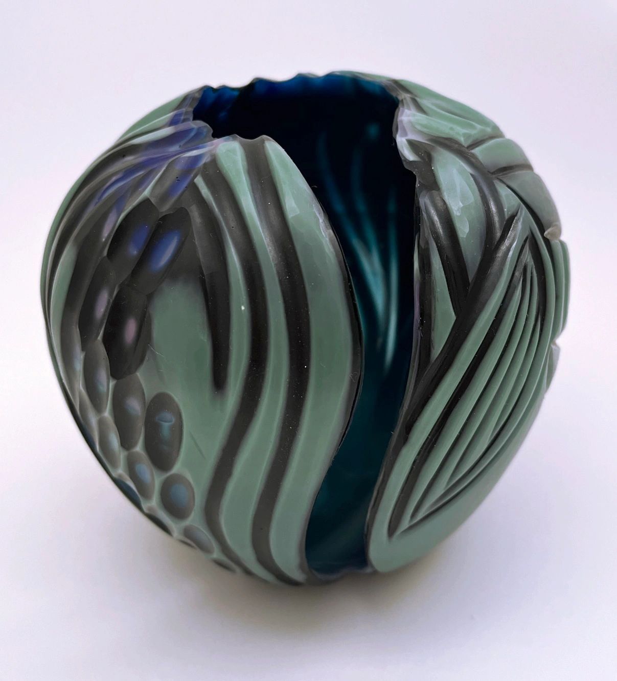 //img1.wsimg.com/isteam/ip/bc06c47f-7ce5-4636-b828-8a04ceaeecaa/G-Flower%20Black%20and%20green%20e%205x%204%20600.00.jpg/:/rs=w:1300,h:800