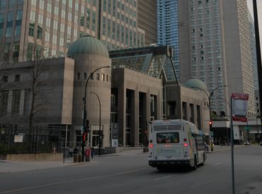 Vue aérienne du centre-ville de Montréal au coucher du soleil
