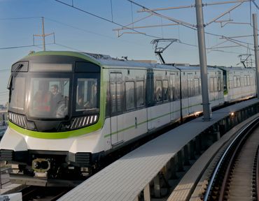 Train automatique du REM en pleine journée en service