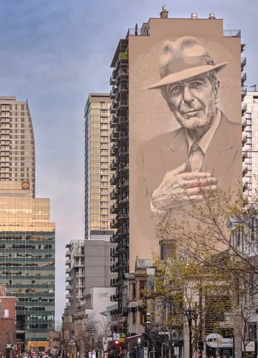 Portrait de Leonard Cohen peint sur un gratte-ciel du centre-ville de Montréal