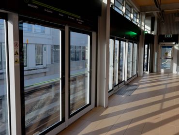Station Brossard avec structure moderne et quais surélevés