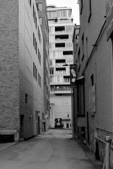 Callejon urbain avec graffitis dans le centre de Montréal