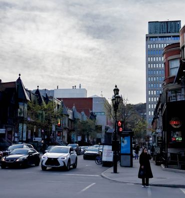 Scène urbaine typique à Montréal avec feu de circulation et immeubles