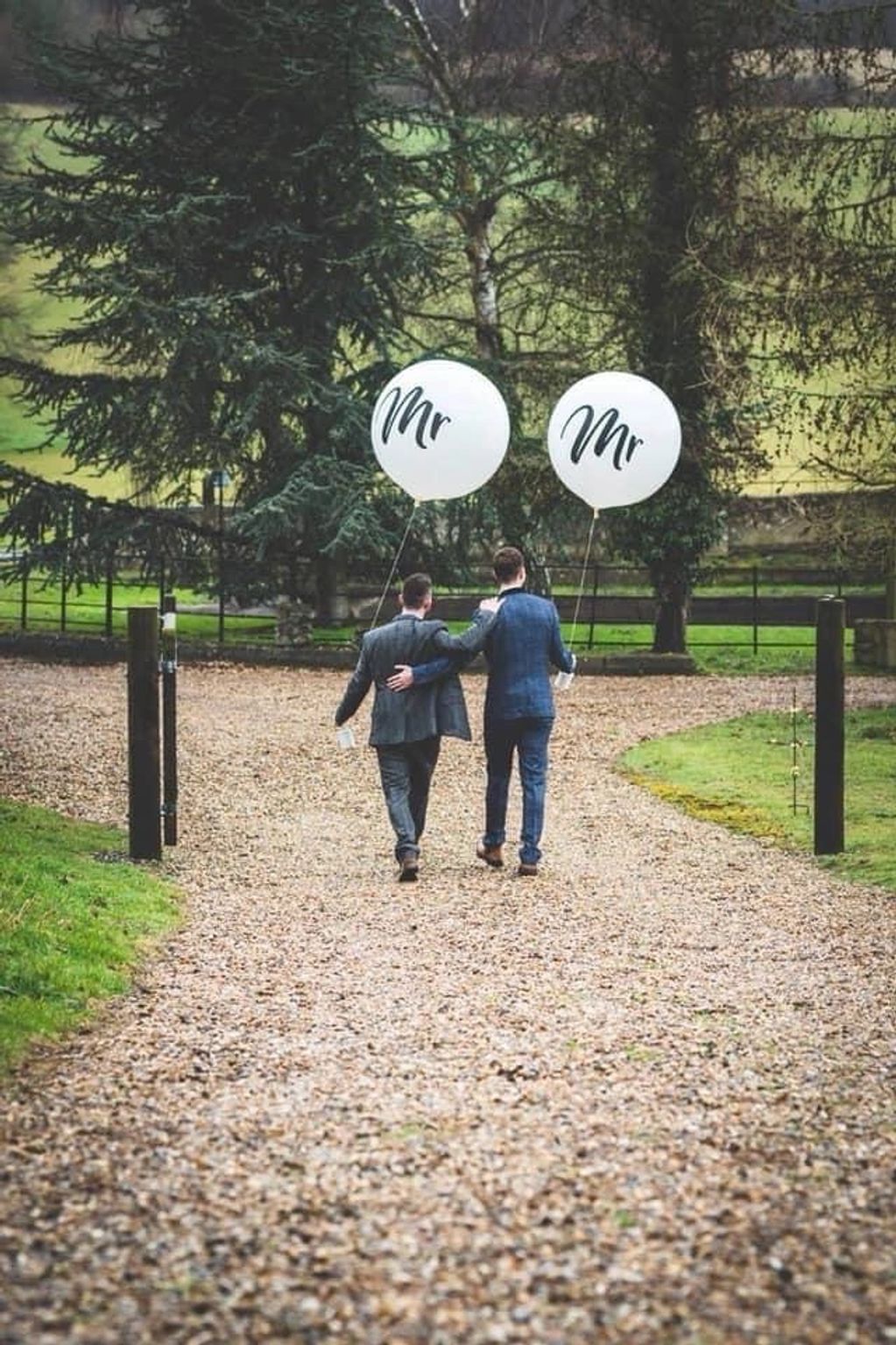 Mr & Mr balloons
Gay wedding decor