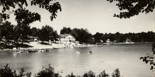 File:BLACK FAMILY ENJOYING THE SUMMER WEATHER AT CHICAGO'S 12TH STREET BEACH ON LAKE MICHIGAN. FROM 1960 TO 1970 THE - NARA - 556297.jpg - Wikimedia Commons