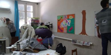 Pintando murales en Escuela Horizonte alumnos del taller Sisto Pascale