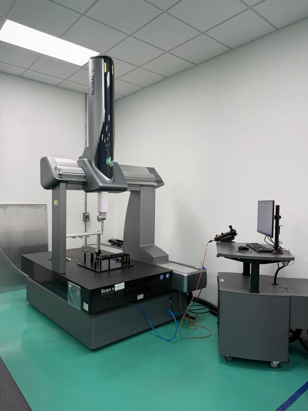 Máquina de medición por coordenadas en laboratorio.