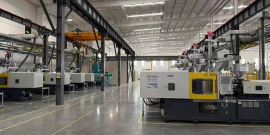 Máquinas industriales en una fábrica limpia y organizada.