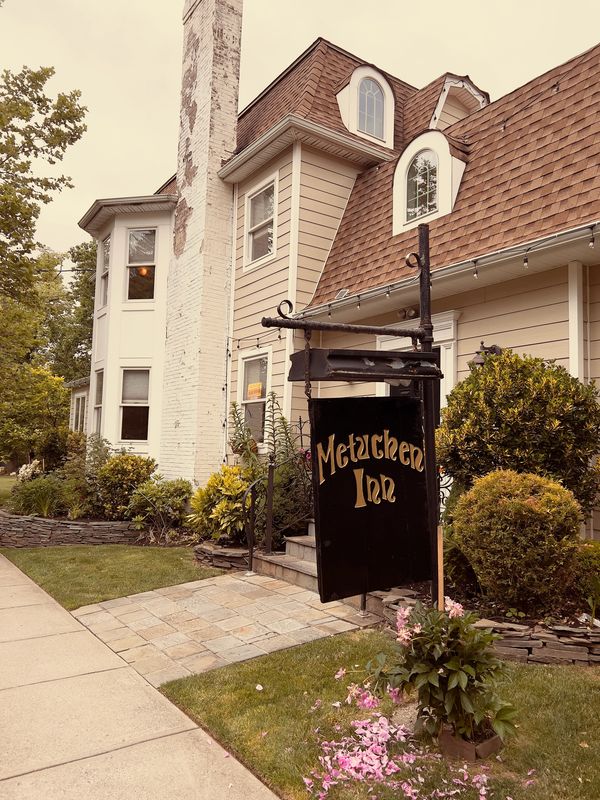 outside pf the Metuchen Inn sign with Metuchen Inn in the background