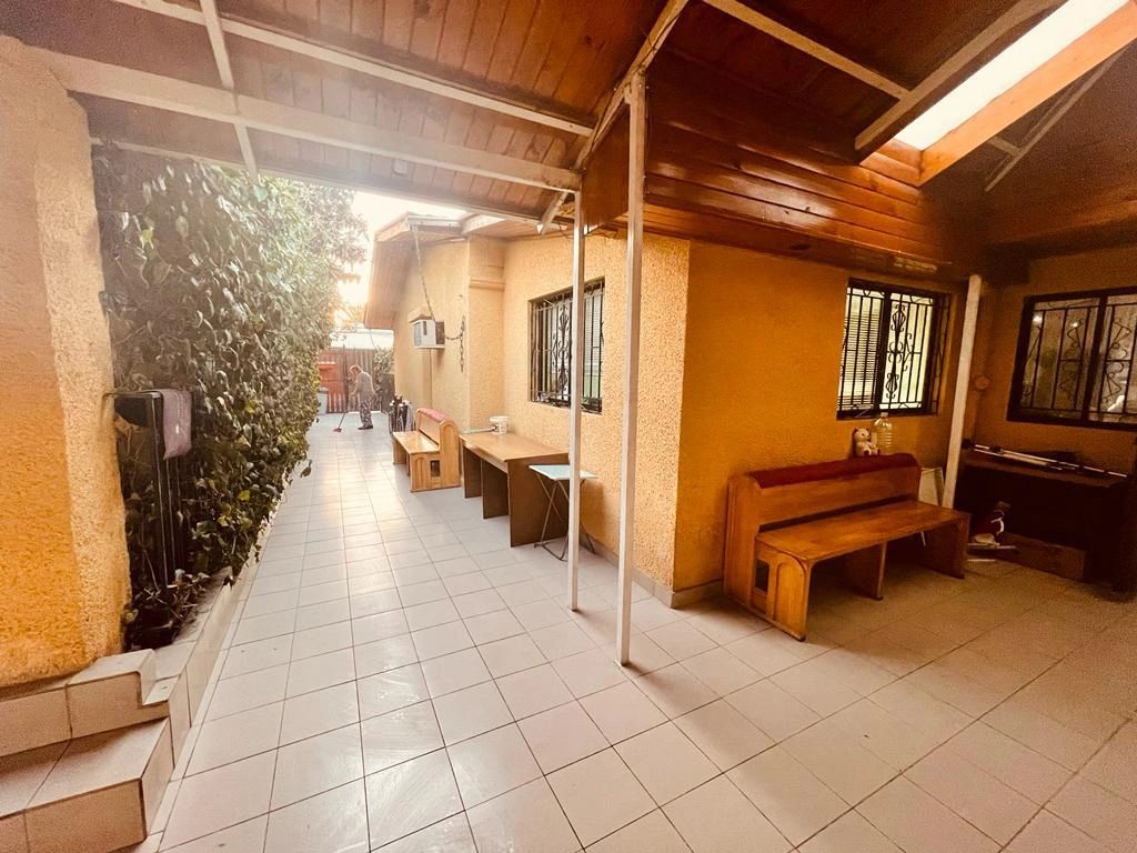 <img src="interior.jpg" alt="Pasillo interior del Hogar de Ancianos Nenita y Rosario con bancos de madera y entorno acogedor para el cuidado adulto mayor">
