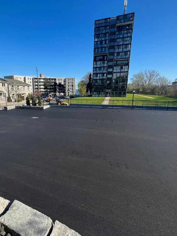 parking lot paving in Kingston. Asphalt apartment building parking lot paving. Asphalt workers. 