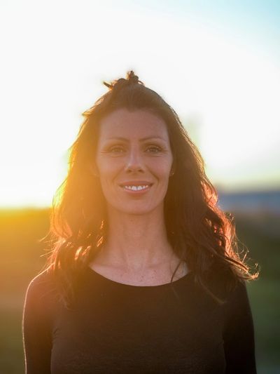 Lächelnde Frau im Sonnenuntergang