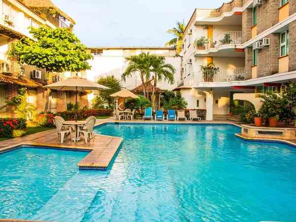 Hotel Vallartasol pool area